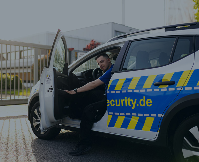 Mitarbeiter der R&G Security steigt aus Firmenfahrzeug